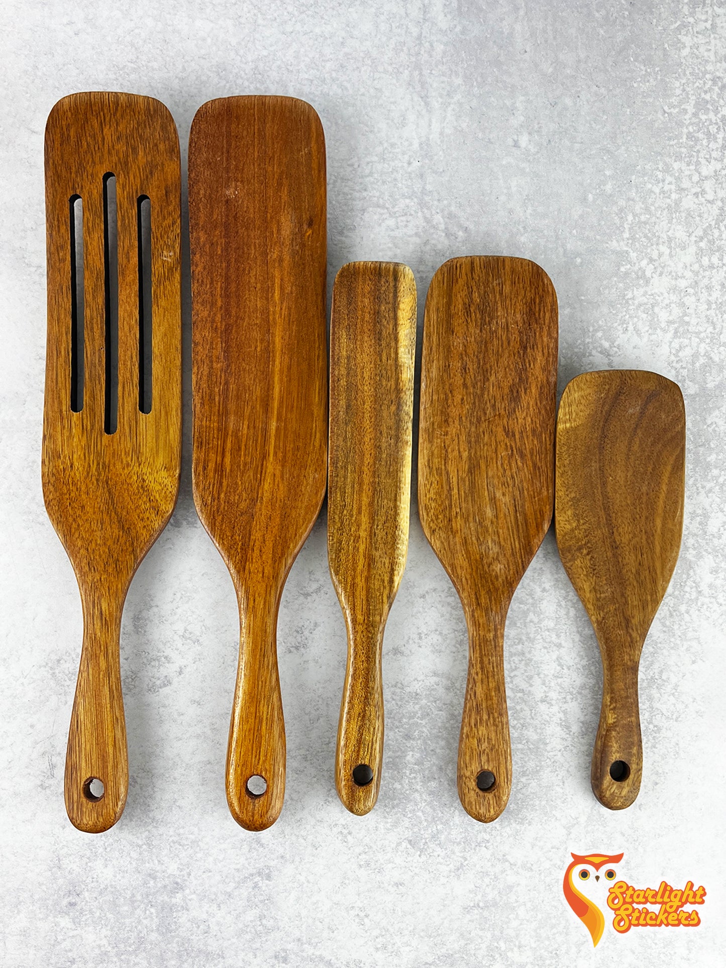 A spurtle set lined up next to each other from biggest to smallest.