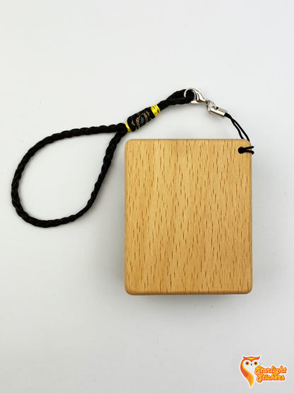 Back view of the pocket kalimba with the key chain attached. 